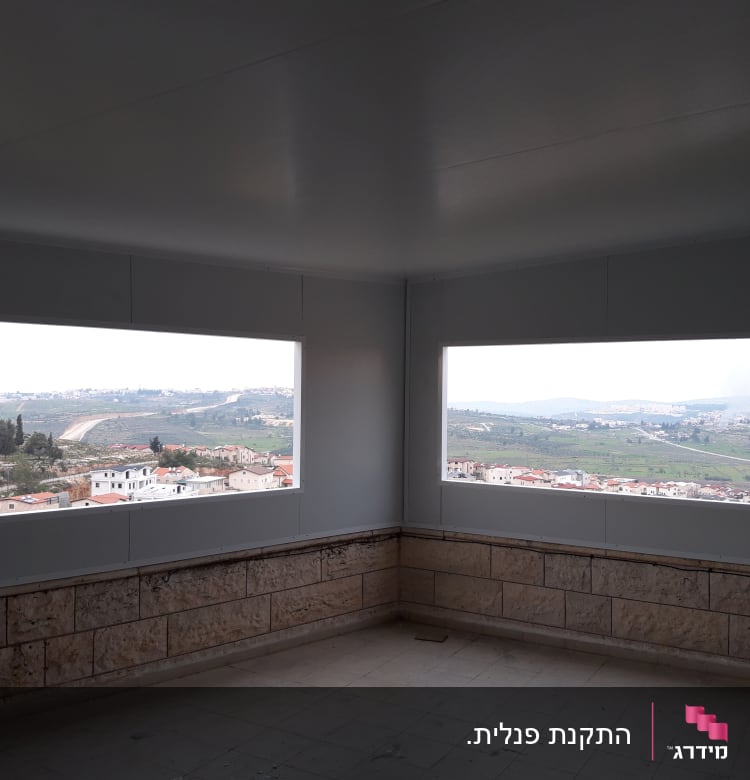 חלונות אלומיניום גדולים עם נוף חיצוני